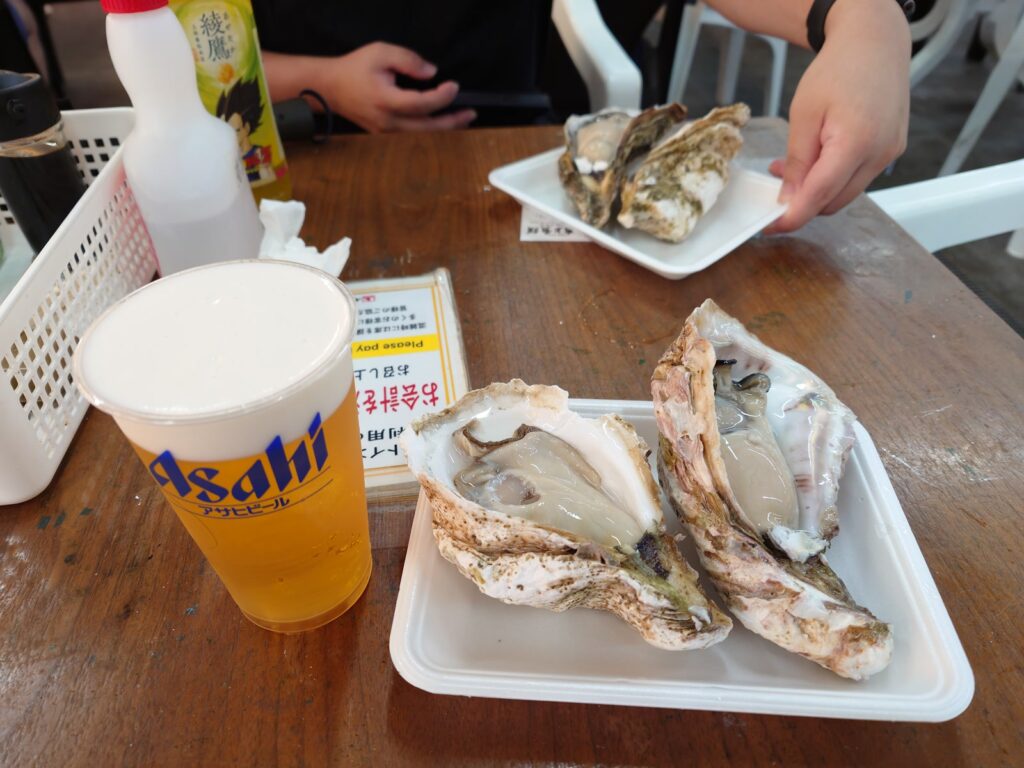 寺泊で食べた大きな岩ガキとビール