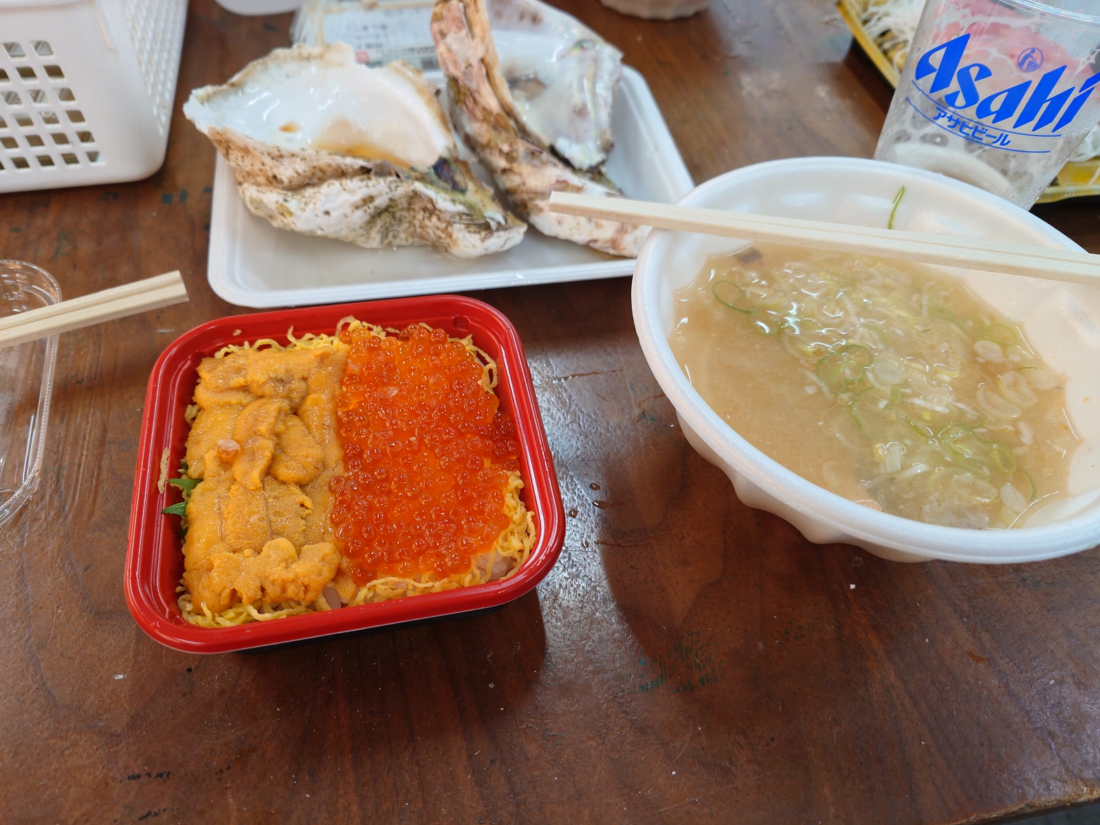 寺泊で食べたウニとイクラの丼、岩ガキ、汁物