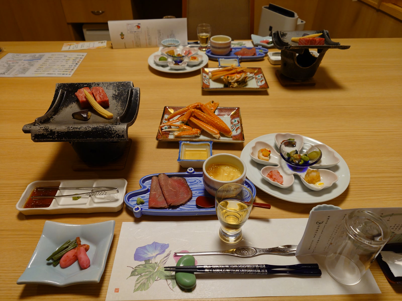 カニや和牛などが並んだ旅館の夕食