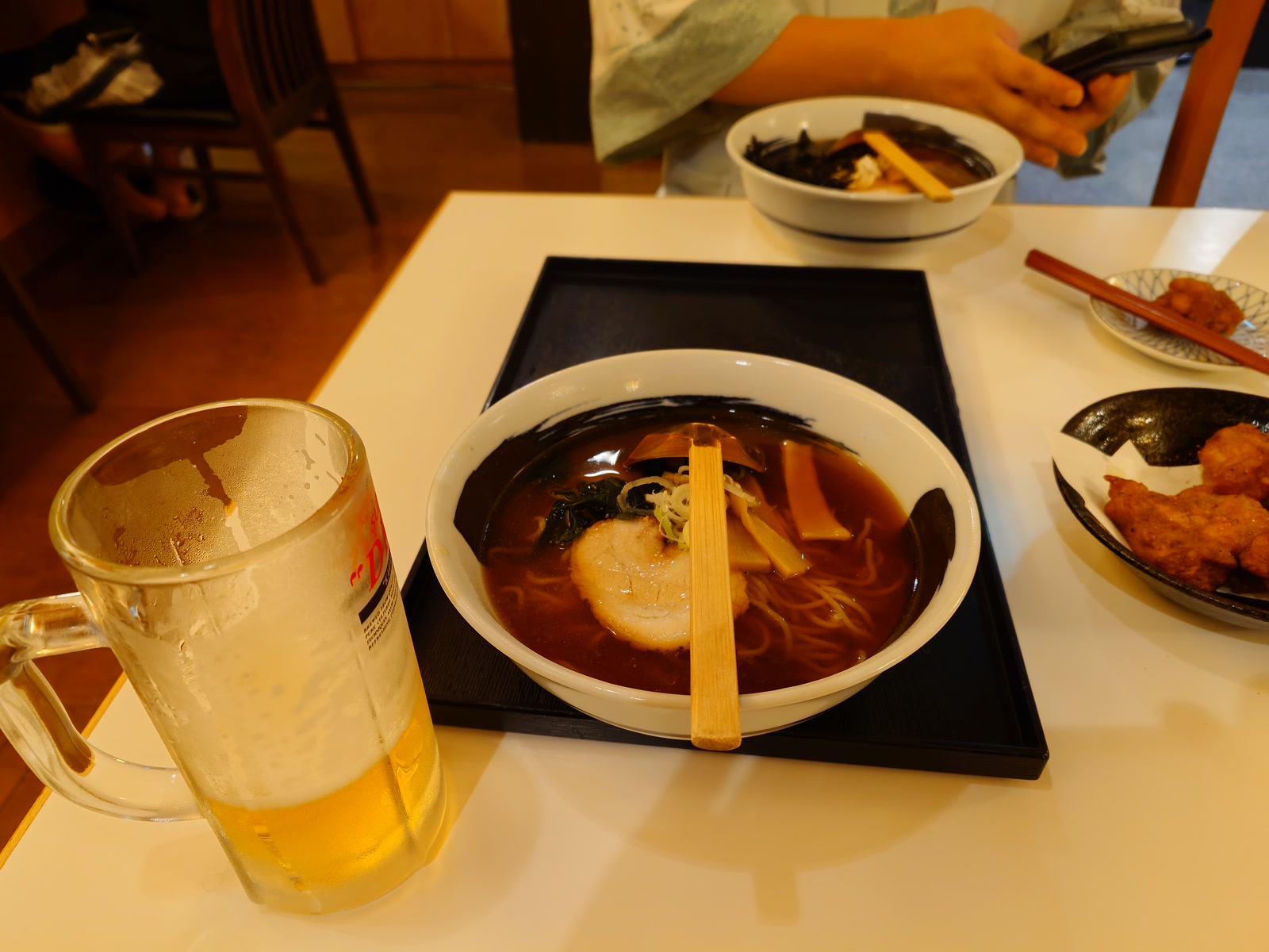 夜に食べた醤油ラーメンとビール